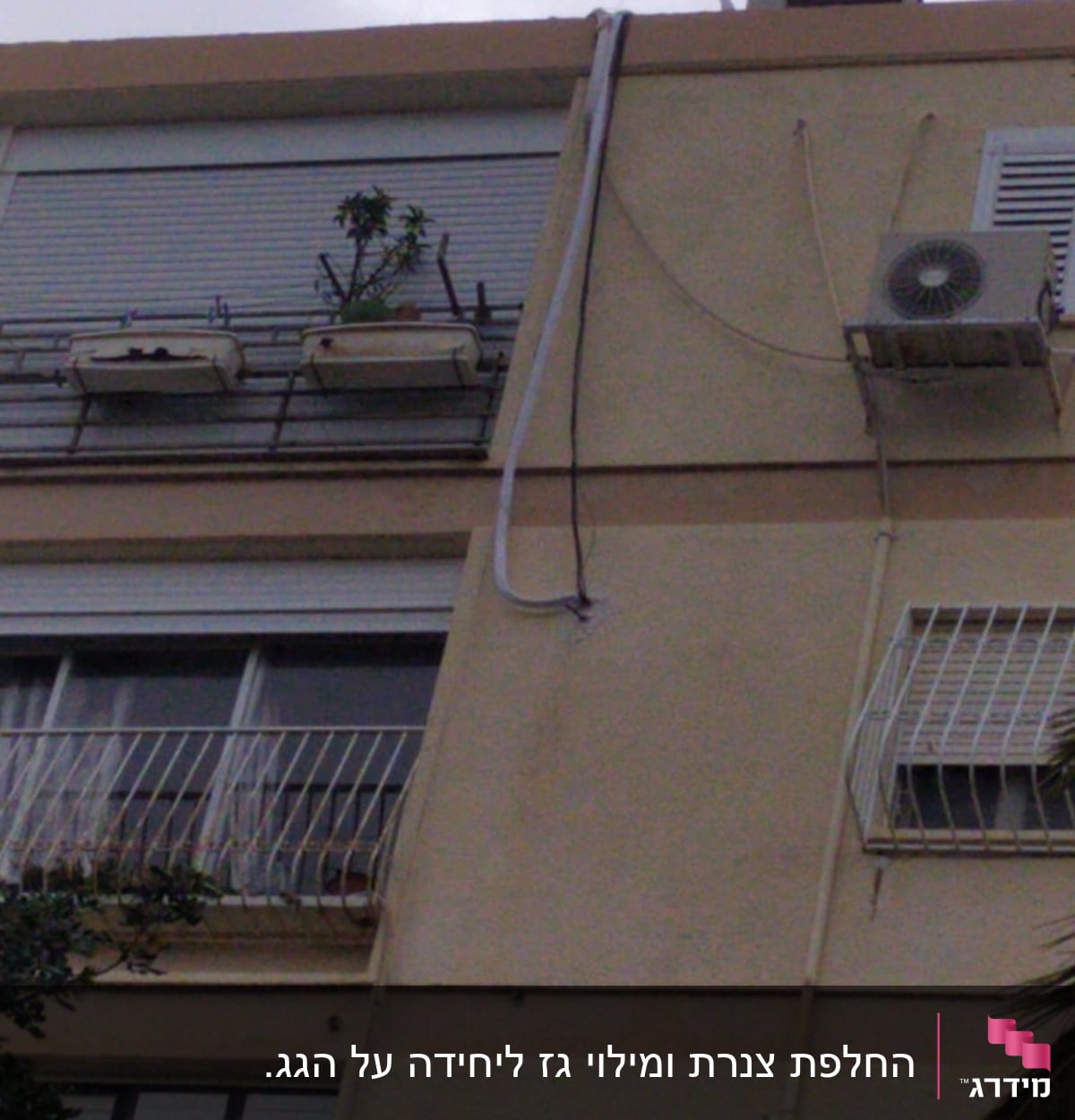 יחידת מזגן חיצונית מותקנת על קיר בניין